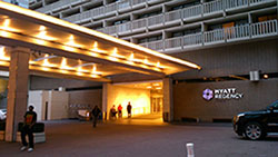 学会場のアトランタのホテル（左）