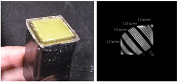 GGAG放射線イメージング装置の写真(左)と装置を用いて撮像したAm-241からのα線（5.5MeV）画像（右）。2.0 line pair (lp)/㎜のスリットが分解し始めている。