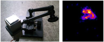 開発した小型α線イメージング装置(左)とマントル繊維からのα線画像(右)